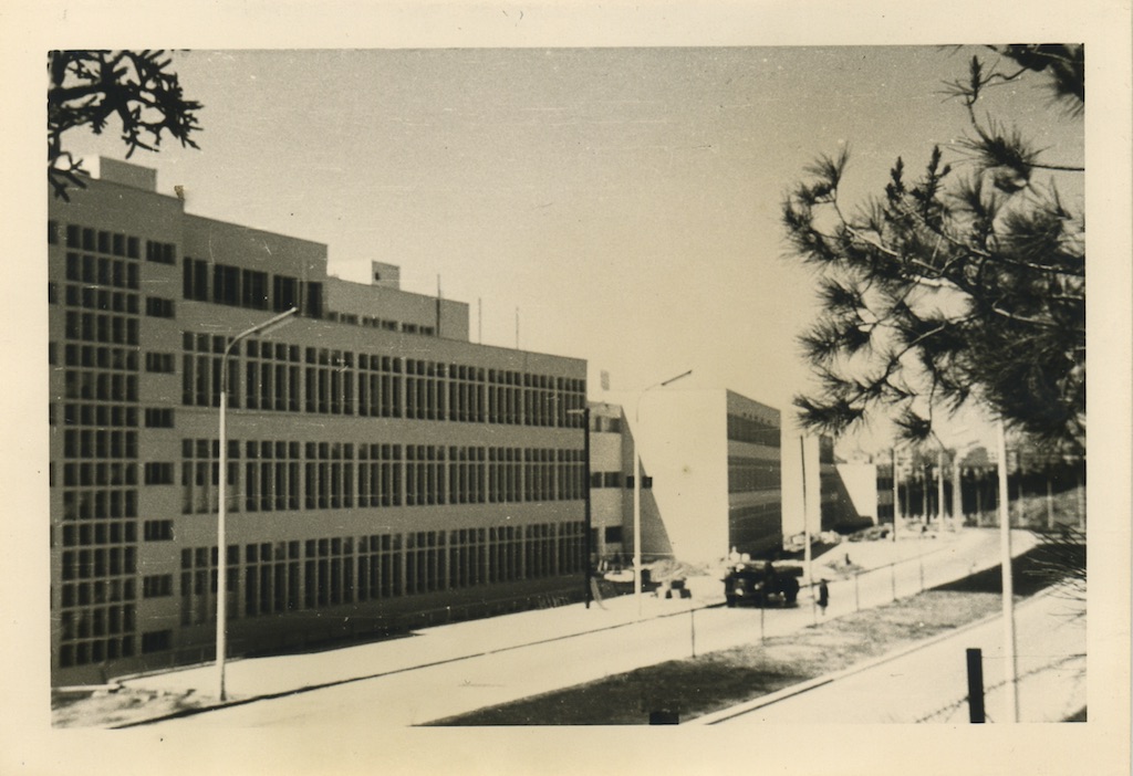 Ιατρική Σχολή, βόρεια όψη.Φωτογραφικό Αρχείο του Καθηγητή του ΑΠΘ Βασιλείου Κυριαζόπουλου (1903-1991), με την ευγενική παραχώρηση της Κεντρικής Βιβλιοθήκης του ΑΠΘ. Οι φωτογραφίες είναι των δεκαετιών 1950-1970.