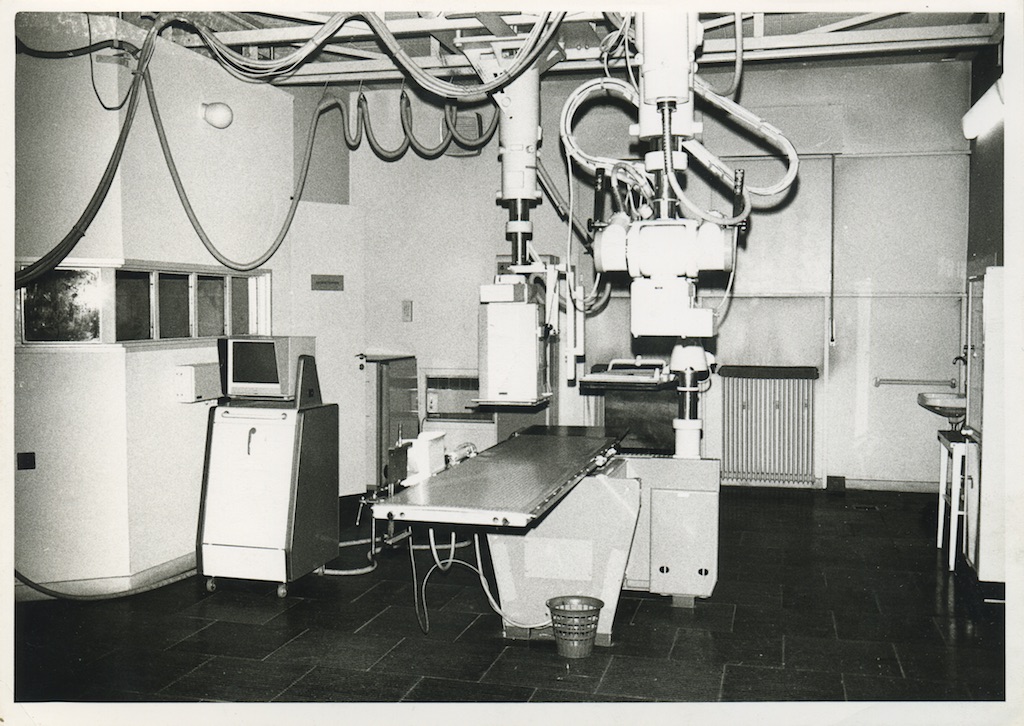 Κτηνιατρική Σχολή, ακτινολογικό τμήμα. Φωτογραφικό Αρχείο του Καθηγητή του ΑΠΘ Βασιλείου Κυριαζόπουλου (1903-1991), με την ευγενική παραχώρηση της Κεντρικής Βιβλιοθήκης του ΑΠΘ. Οι φωτογραφίες είναι των δεκαετιών 1950-1970.